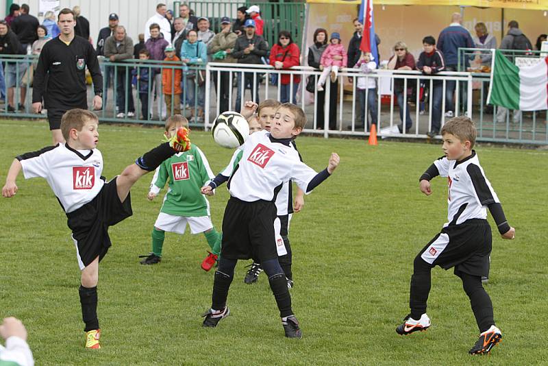 FC Hlinsko uspořádal fotbalový turnaj školiček pro hráče ročníku 2005. Akce byla pod záštitou FAČR a jejího předsedy Miroslava Pelty.