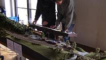 V chrudimské divadelní kavárně se na výstavě prezentovali železniční modeláři.