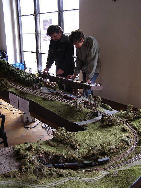 V chrudimské divadelní kavárně se na výstavě prezentovali železniční modeláři.