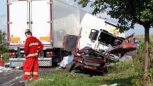 Při dopravní něhodě k níž došlo mezi Městcem a Chroustovicemi, zemřeli 42letý muž a 50letá žena.