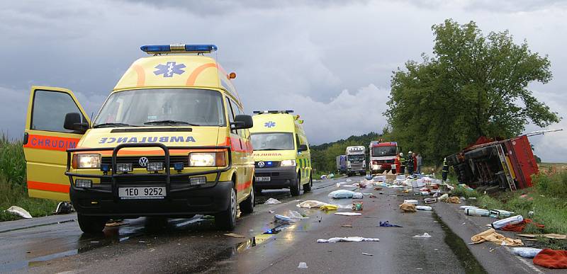 Při dopravní něhodě k níž došlo mezi Městcem a Chroustovicemi, zemřeli 42letý muž a 50letá žena.