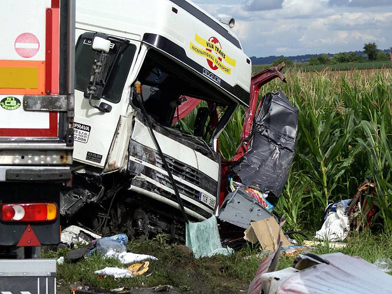 Při dopravní něhodě k níž došlo mezi Městcem a Chroustovicemi, zemřeli 42letý muž a 50letá žena.