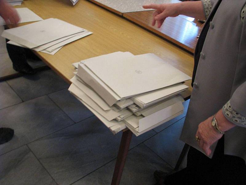 Vysypávání urny a sčítání volebních hlasů v rámci komunálních voleb 2010 v Chrudimi.