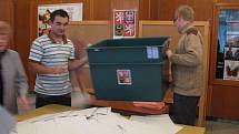 Vysypávání urny a sčítání volebních hlasů v rámci komunálních voleb 2010 v Chrudimi.