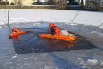 Hasiči cvičili záchranu tonoucí osoby z ledové vody v Sobětuchách. 