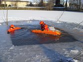 Hasiči cvičili záchranu tonoucí osoby z ledové vody v Sobětuchách. 