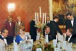 Zdeněk Šaroun stojí přímo za zády prince Charlese a kontroluje práci číšníků. Šarounovy pohostinnosti využívalo mnoho celebrit; na snímku vidíme manžele Havlovy i současného ministra zahraničí Karla Schwarzenberga. 