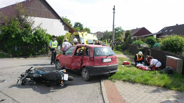 Motocyklista utrpěl po střetu s automobilem ve Chvojenci zranění.