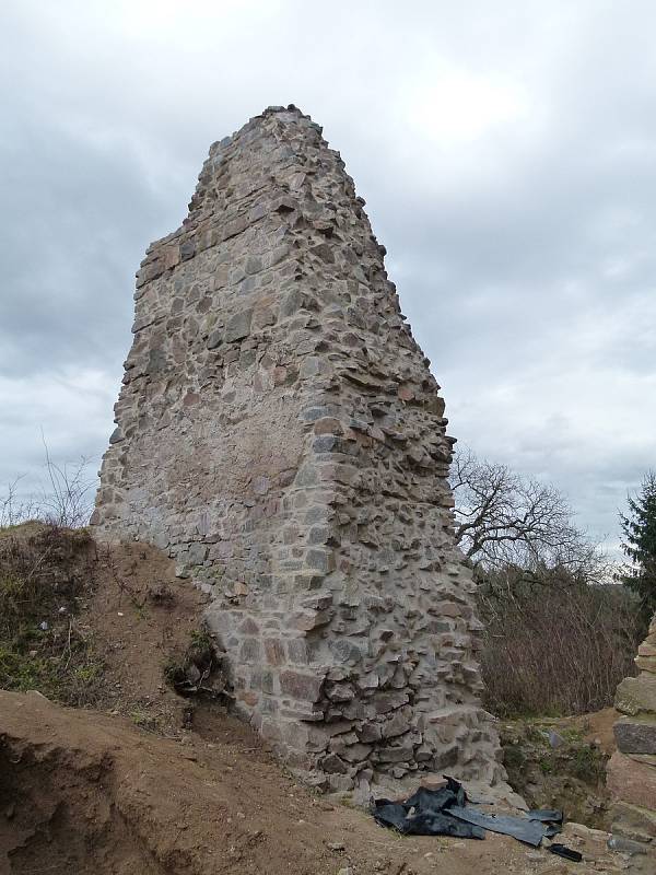 Zřícenina hradu Žumberk.