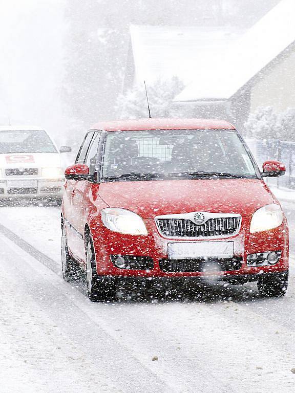 Viditelnost na silnice u Rohozné byl kvůli hustému sněžení ve čtvrtek 15: října omezená.