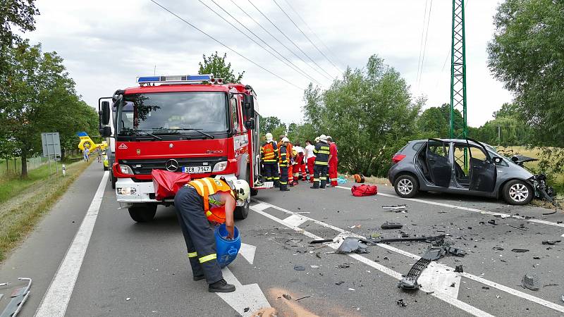 Mezi Chrudimí a Slatiňany u odbočky na Píšťovy se 23.7 odpoledne čelně srazil osobní vůz s traktorem. Vážně zraněného řidiče osobního vozu transportoval do nemocnice vrtulník letecké záchranné služby. 