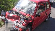 Při nehodě ve Vížkách na Chrudimsku byl zraněn řidič fiatu. Při průjezdu levotočivé zatáčky přejela 63letá řidička osobního vozidla Škoda Felícia do protisměru, kde se čelně střetla s protijedoucím vozidlem Fiat.