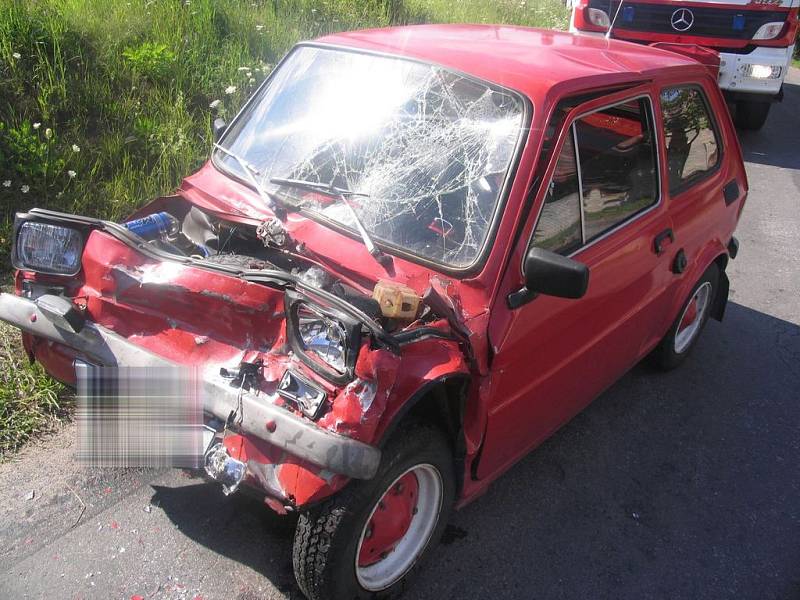 Při nehodě ve Vížkách na Chrudimsku byl zraněn řidič fiatu. Při průjezdu levotočivé zatáčky přejela 63letá řidička osobního vozidla Škoda Felícia do protisměru, kde se čelně střetla s protijedoucím vozidlem Fiat.