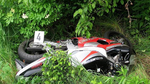 Motorkář zakončil u Podhořan svou jízdu v příkopě.