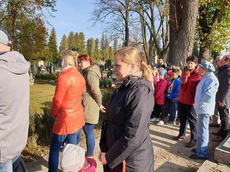 Stovka svíček připomněla památku zemřelých dětí