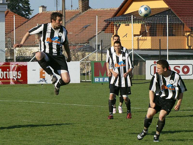 SK Chrudim doma porazil Dolní Újezd brankou Tesaře 1:0.