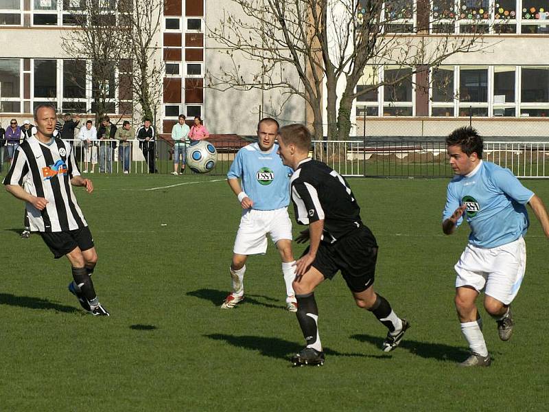 SK Chrudim doma porazil Dolní Újezd brankou Tesaře 1:0.