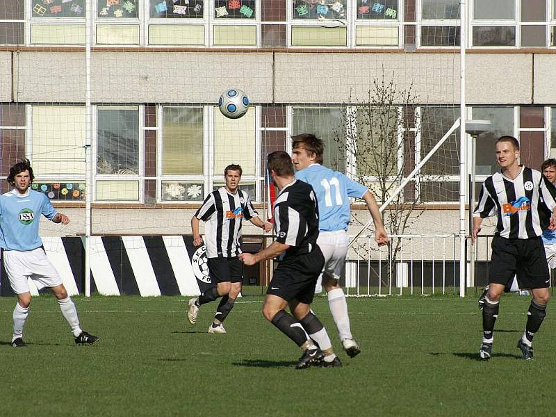 SK Chrudim doma porazil Dolní Újezd brankou Tesaře 1:0.