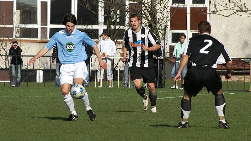 SK Chrudim doma porazil Dolní Újezd brankou Tesaře 1:0.