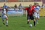 Petr Vladyka (v červeném) přispěl gólem k výhře MFK Chrudim nad Kladnem 4:1.