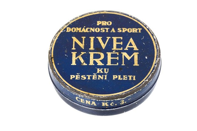 Z webové výstavy Kosmetika - krása na prodej. Krém Nivea, 30. léta 20. století.
