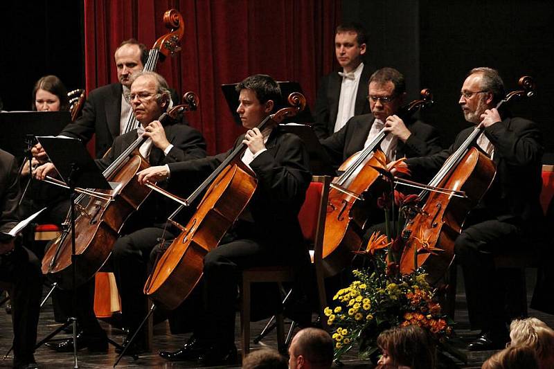 SLAVNOSTNÍ ZAHÁJENÍ 7. ročníku hudebního festivalu ozdobila svou účastí také Gabriela Demeterová.