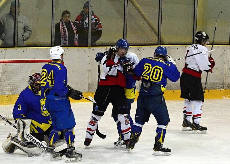 Chrudimští hokejisté na choceňského lídra tabulky nestačili a museli se smířit s porážkou 2:5. Prestižní zápas přinesl také nejeden tvrdý souboj.