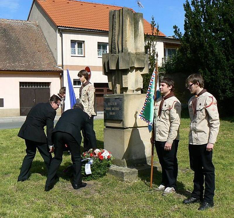 Oběti 2. Světové války uctil starosta města Josef Kozel a místostarosta Otakar Volejník při vzpomínkovém aktu v Heřmanově Městci a v Chotěnicích dne 8.května. 