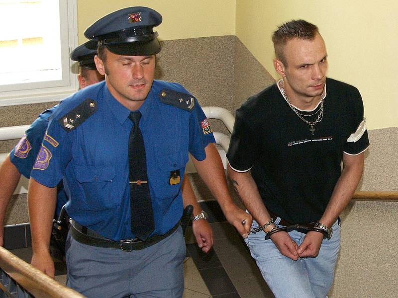 K pěti letům nepodmíněně ve věznici s ostrahou byl v úterý odsouzen 26letý Luboš Sahula, který dne 22. května 2008 v Chrasti na Chrudimsku usmrtil vozidlem Peugeot 206 Veroniku Novákovou a jejího tříletého syna Kryštofa.