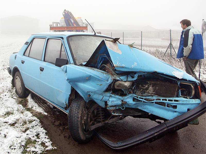 Opilý řidič zavinil poblíž školního statku ve Vestci čelní střet.
