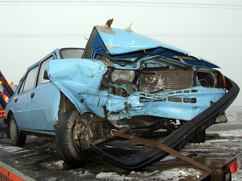 Opilý řidič zavinil poblíž školního statku ve Vestci čelní střet.