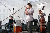 Dan Bárta a Robert Balzar Trio koncertovali na chrudimském náměstí.