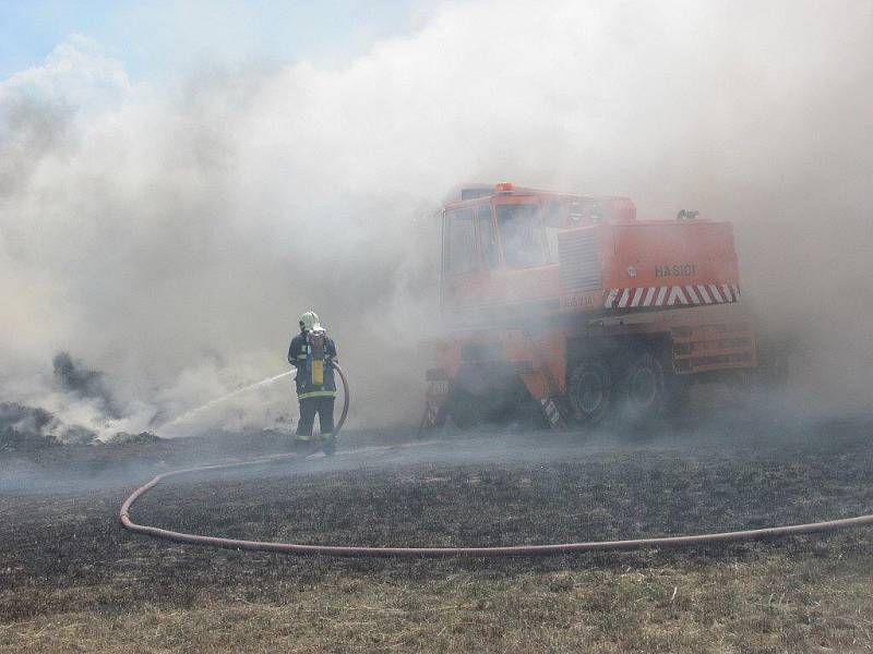 Hasiči zasahují u požáru sládky pneumatik v Boru u Skutče.