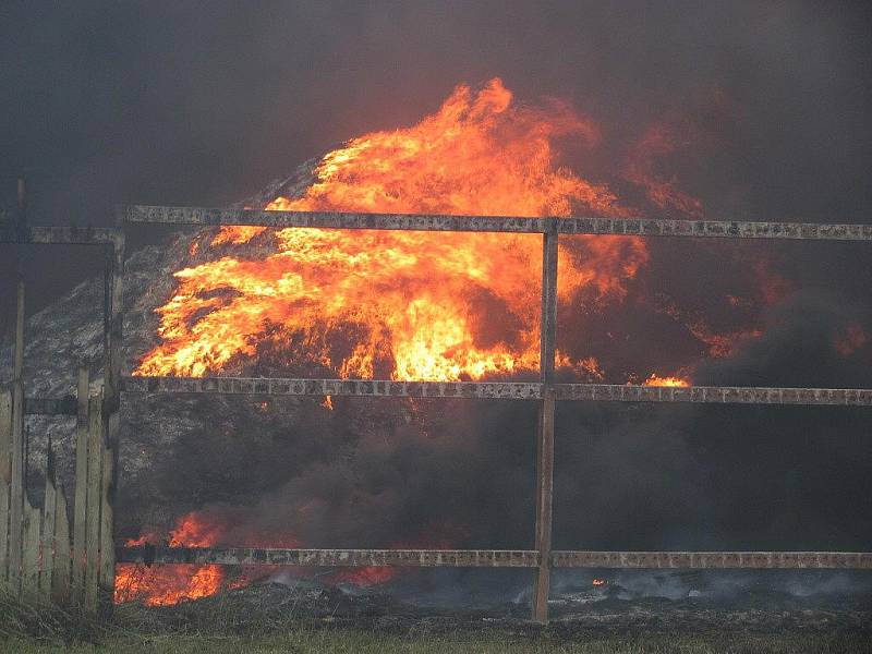 Hasiči zasahují u požáru sládky pneumatik v Boru u Skutče.