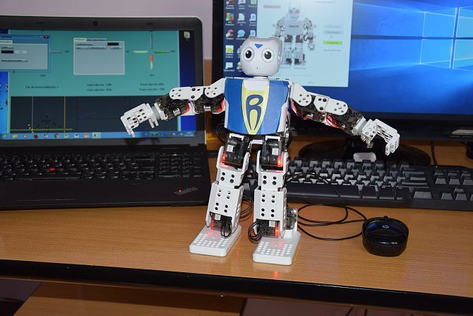 Robota pohání program s celou škálou cviků. Vláček se ovládá pohybem ruky.