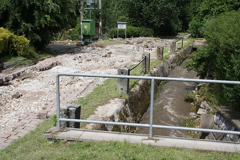 Vylitý a rozbouřený Podolský potok odnesl ve Vápenném Podolu celou silnici, vydlážděnou masivními žulovými kostkami. Místy proud během chvíle vyhloubil až metrové koryto. Vytopil rovněž dva domy.