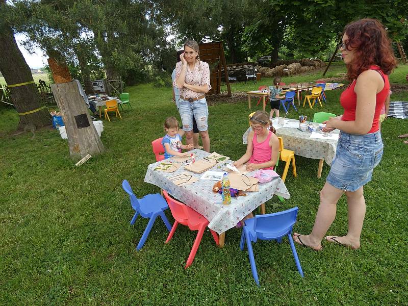 Ukázková zahrada v Mateřské škole Rosice. Učitelky připravily program pro malé i velké návštěvníky. Foto: Bára Beneschová