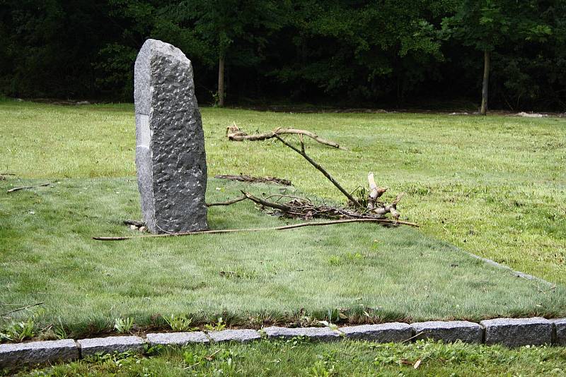 V pietním místě Ležáky na Chrudimsku došlo k propadnutí části hráze rybníka Ležák nad Švandovým mlýnem. Během bouře silný vítr vyvrátil také řadu stromů, část pietního území byla ráno opět zatopená. V Ležákách kromě protržené hráze nic neobvyklého.