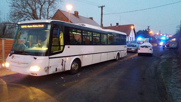 Nehoda autobusu a osobního auta u Slatiňan