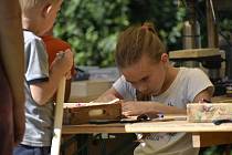 Zatímco děti si na Loutkářské Chrudimi užívají například dřevěnou dílnu, dospělí nepohrdnou divadelním představením nebo večerním koncertem v letním kině.