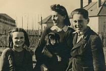 Snímek zobrazuje manželku Josefa Orského Karolinu s dětmi Romanem a Ilonkou. Byl pořízen na zahradě jejich domu v chrudimské ulici V Tejnecku (dům stále stojí) ještě v době, kdy šťastnou rodinu nacismus neohrožoval. 