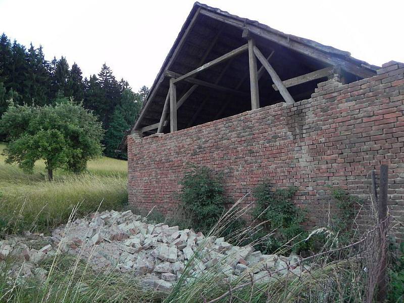 Následky řádění tornáda v Brdu na Lužsku,