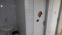 Dveře u chrasteckých veřejných pánských záchodků se stávají opakovaně terčem neznámých vandalů.