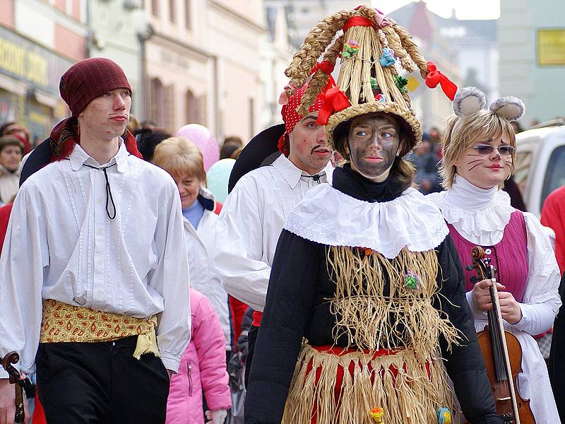 Masopustní veselí na Resselově náměstí v Chrudimi.