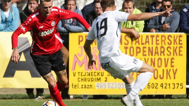 Duel Fortuna národní ligy mezi MFK Chrudim (v červenočerném) a FC Hradec Králové.