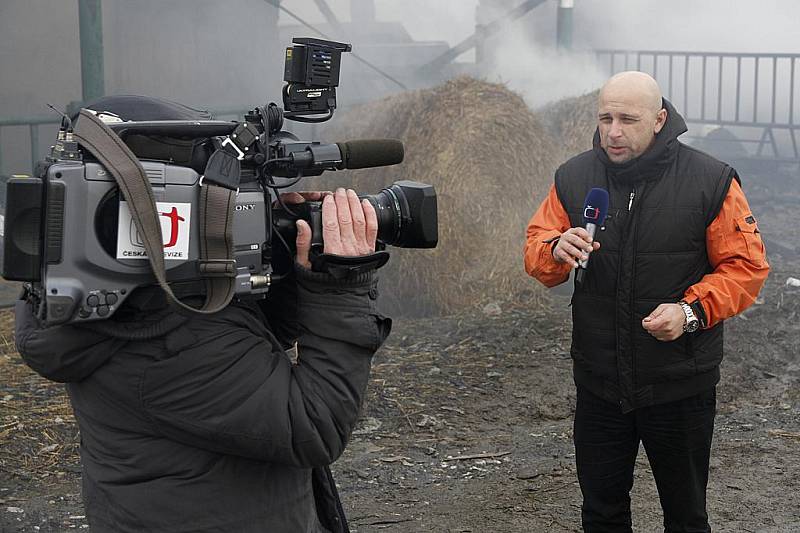 Požár byl vidět několik kilometrů daleko. Vzbudil tak velký zájem médií.