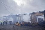 Pátek třináctého se stal pro majitele zemědělského objektu smolným dnem. V nočních hodinách likvidovalo požár stodoly několik hasičských jednotek z okolí.