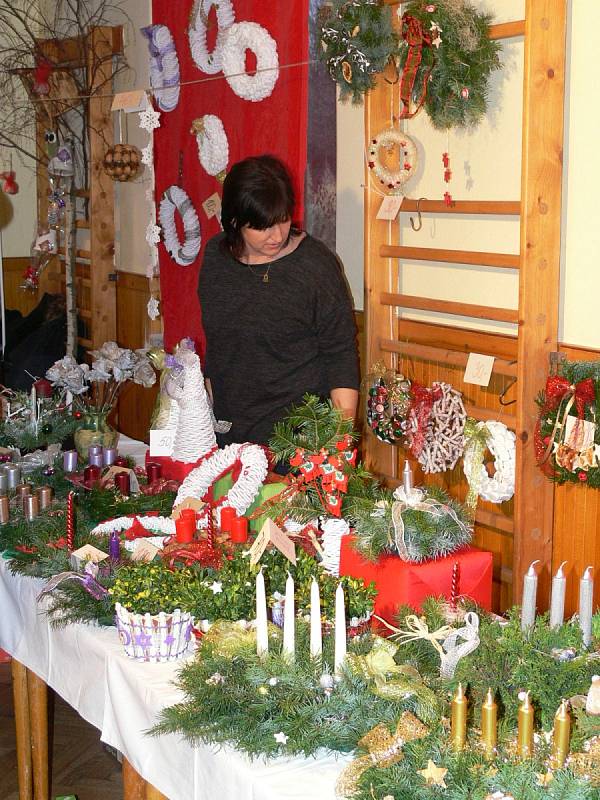 Historicky první rozsvěcení vánočního stromečku v Mladoňovicích - před kulturním domem v Pohledu.
