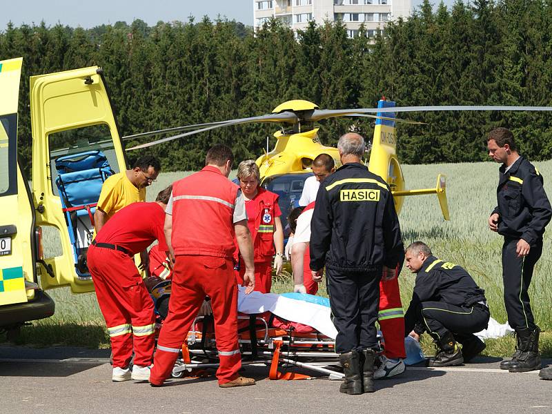 Pro zraněného cyklistu u bezinové čerpací stanice OMW V Chrudimi letěl vrtulník