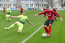 Talent Daniel Vašulín (v červeném) je pro budoucnost chrudimského fotbalu velkým příslibem.